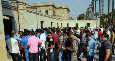 طوابير لطلاب جامعة القاهرة على الأبواب والأمن الخاص ينظم عملية الدخول