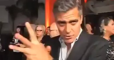 بالفيديو والصور.. جورج كلونى يشعل مواقع الإنترنت بـ"حركة عوالم"