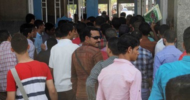 الأمن الإدارى بالأزهر يتغلب على زحام الطلاب على الأبواب بطوابير مزدوجة