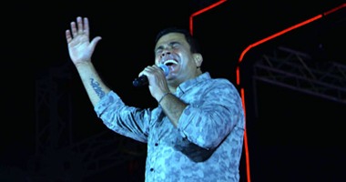 الهضبة عمرو دياب يطلب رأى جمهور حفله فى الألبوم الجديد..ويغنى "قمرين"