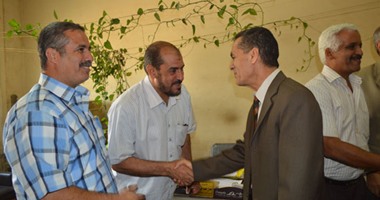 رئيس جامعة الأزهر يصافح الموظفين.. ويؤكد: "لن ننهض إلا بكم"