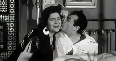 عبد السلام النابلسى يغمض عينيه ويطبع على خد زينات صدقى أخف "قبلة"