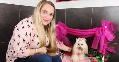 بالفيديو والصور.. سيدة تنفق 30 ألف جنيه إسترلينى لتدليل كلبتها