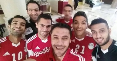 الصقر يلتقط صورة سيلفى مع لاعبى المنتخب بمعسكر بتسوانا
