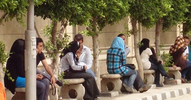 "السناجل" يمتنعون.. الشروط الأساسية لـ"شوارع الحب" فى جامعات مصر.. هادئة ومظللة بالأشجار وبعيدة عن زحام المدرجات و"الكافتيريات".. وخبيرة: 90% من علاقات الجامعة لا تستمر نتيجة الظروف المادية وعدم النضج