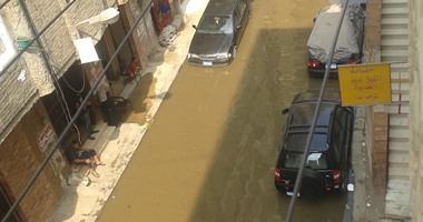 بالصور.. "طفح المجارى" بشوارع عزبة النخل عرض مستمر.. مياه الصرف تغلق مصانع ومحلات بالمنطقة.. وهبوط أرضى بالخط الرئيسى لمحطة عين شمس وراء الأزمة.. والشركة القابضة تحمل المبانى العشوائية المسئولية