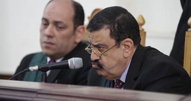 قاضى "شبكة الخلايا النوعية" يطرد أحد أفراد الحرس من القاعة بسبب حديثه
