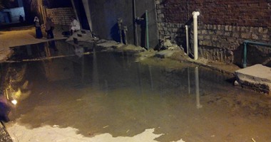 بالفيديو.. مياه الصرف الصحى تغرق شارع القومية العربية بإمبابة
