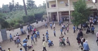 شكوى من صعوبة وصول تلاميذ 3 قرى فى قنا إلى مدارسهم بسيرهم وسط زرعات القصب