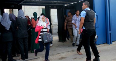 أمن فالكون يضبط زجاجة خمرة مع طالبة سودانية أمام بوابة جامعة القاهرة