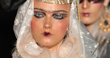 بالصور.. أفكار جديدة لإطلالات الـ"Halloween" مستوحاة من عروض الأزياء العالمية.. إكسسوارات من المطاط وأوراق الشجر والبورسلين حولت عروض "شانيل" و"ديور" و"فلانتينو" إلى كنز للأفكار الجديدة