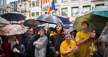 بالصور.. الكتالونيون يطالبون بالاستقلال تحت الأمطار