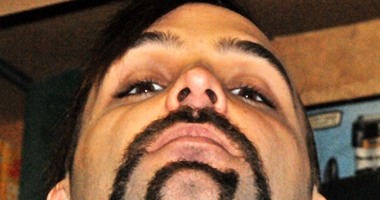 بالصور.. رجل يحول لحيته إلى أشكال فنية مختلفة