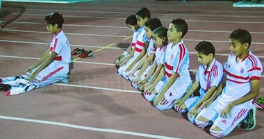 شاهد.. أشبال  الزمالك يؤدون الصلاة جماعة بالملعب