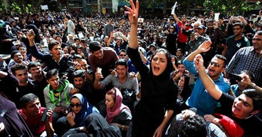 مئات النساء يتظاهرن فى لندن من أجل المساواة بمناسبة يوم المرأة العالمى