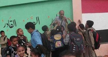 "مستقبل وطن" يوزع أدوات مدرسية على طلاب المدارس بالإسماعيلية