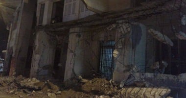 حى المنتزه يرفع أنقاض "بلكونة" منهارة لفتح الحركة أمام السيارات