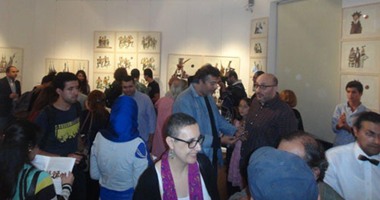 المهرج الباحث عن الفرحة فى معرض "الضحك من غير سبب"