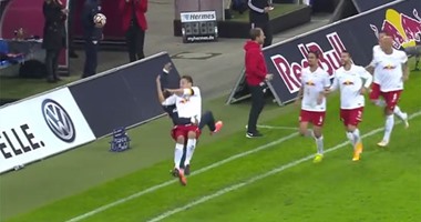 بالفيديو.. لاعب يحتفل بهدف على طريقة "مصارعة المحترفين"