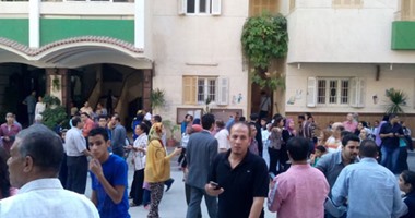 إخلاء مدرسة الراهبات بالفيوم بعد العثور على جسم غريب فى محيطها.. شهود عيان: الانفجار كان صوتيا وأحدث ذعرا لأولياء الأمور.. والمحافظ: العبوة فارغة ومعبأة بالرمال ومربوطة بأسلاك لإثارة الفزع