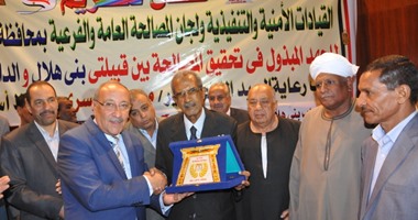 بالصور.. ننشر تفاصيل الاحتفال بالصلح بين "الدابودية والهلايل".. مطالب بتدخل "العدل والداخلية" للنظر فى شأن 163 مطلوبًا فى الأحداث.. ومحافظ أسوان: احذروا ترديد الشائعات والدعوات الهدامة