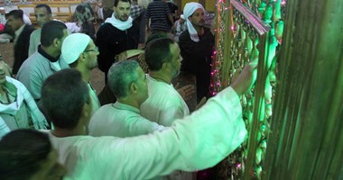 بالفيديو والصور.. المواطنون يلتفون حول المنشدين بمولد الدسوقى بكفر الشيخ