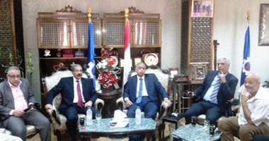 بالصور.. محافظ السويس يستقبل وكيل المطرانية والقوى السياسية