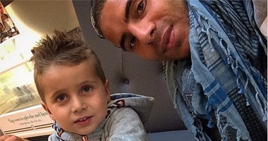 محمد زيدان يلتقط سيلفى مع ابنه "آدم".. ويعلق: اللعب معه متعة