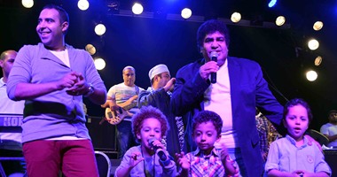 بالصور.. محمد عدوية يشعل "ساقية الصاوى" فى حضور والده