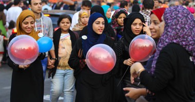المصريون يحتفلون بالعيد على طريقتهم الخاصة.."سيلفى الدبابات" فى ميدان التحرير بديلا عن اللحم.. والبلياتشو يداعب الأطفال بالمهندسين.. وإخوان الشرقية يغردون خارج السرب بـ"إفيه" لعادل إمام فى فيلم "الخط"