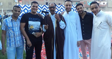 مواطنون يلتقطون صورا تذكارية مع شبيه السادات بالغربية