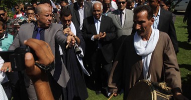 محافظ القاهرة يصل شارع المعز ويستقل "طفطف" لبدء جولته