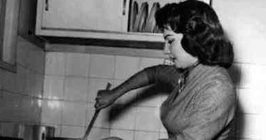 صورة نادرة للفنانة شادية تمارس هوايتها فى طهى الطعام