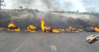 مجهولون يشعلون النار فى إطارات بطريق رئيسى وسط العريش