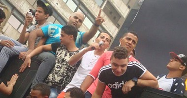 بعد تناول مهنة "النبطشى" فى السينما.. نباطشية الأفراح: "الكلام اللى بيستخدموه فى الأفلام قلناه من 8سنين.. وأهم حاجة تحريك النُقطة مش الرقص".. ويؤكدون: "شهرتنا على قدنا.. بس الناس بتحبنا"