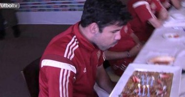 "كوستا" يحتفل بعيد ميلاده فى معسكر إسبانيا