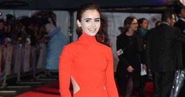 لى لى كولنز تتألق بفستان أحمر فى العرض الخاص لـ"Love, Rosie" بلندن