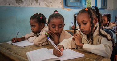 فى مدارس النوبة.. "ضحكة سمرة".. تحيى العلم