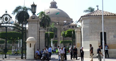 تأخير التسكين بالمدن الجامعية يثير غضب طلاب الأقاليم.. جامعة القاهرة تبدأ التسكين 10 أكتوبر و"حلوان" تنتهى منه آخر الشهر.. وطالبة لجابر نصار:  "يرضيك نقعد فى الشارع".. ورئيس الجامعة يرد: "لن يضار طالب