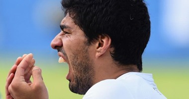 بالصور.. نجوم يعانون الانتقادات اللاذعة بسبب أسنانهم عندما يبتسمون