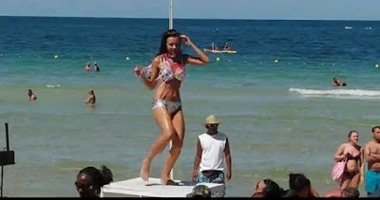 مُدرسة بريطانية تهين طالبة لنشر صورتها بالبكينى على "فيس بوك"