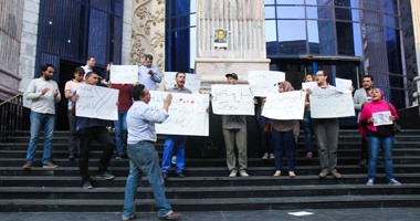 وقفة لصحفيى "التحرير" على سلالم النقابة احتجاجا على غلق الجريدة