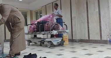 "صحافة المواطن".. عامل بمستشفى مطروح ينقل المخلفات على "ترولى" المرضى