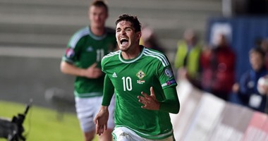 بالفيديو.. احتفال مثير "على الهواء" لمهاجم أيرلندا الشمالية بعد التأهل لليورو
