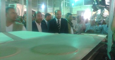 وزير التموين يتفقد سير العمل بمجمع مخابز مطروح