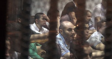 بالفيديو..وصلة هزار وضرب بـ"القفا"بين متهمى أحداث منشية القناطر داخل القفص