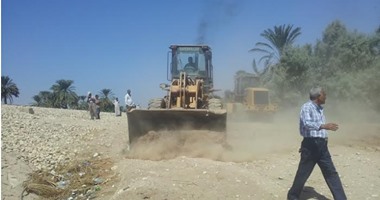 بالصور.. مجلس مدينة إسنا يمهد طريقا جديدا فى الهنادى بطول 2 كيلو متر