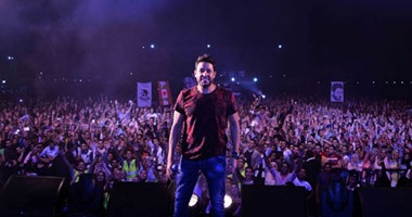 بالصور..حماقى يطالب جمهور جامعة الدلتا بالدعاء للكينج ويغنى"الليلة يا سمرا"