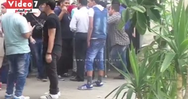 بالفيديو.. أمن جامعة عين شمس يمنع طالب يرتدى ” برمودا ” من دخول الحرم