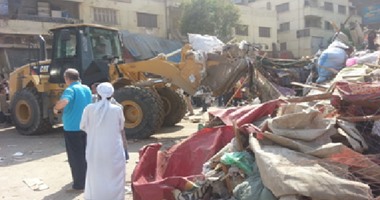 لواء يقنع أصحاب أكشاك مخالفة بمغادرتها لإزالتها